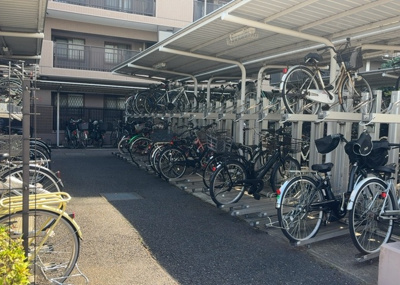 【駐車場】 | クリオ相模原伍番館 | 車一台あたりに必要なスペースは、標準サイズの普通自動車で横幅2m50cm、長さ5mは必要になります。ただし、乗降のことも考慮して横幅3m30cm、長さ5m50cmほどは確保できるところを選びましょう。