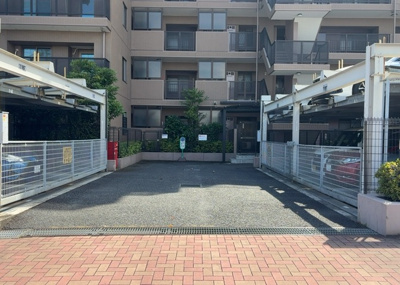 【駐車場】 | クリオ相模原伍番館 | 駐車場と明記されていても、最小スペースでつくられた駐車場だと大型車は駐車できなかったり、出入りしにくくなったりする可能性があります。お車のサイズと購入したい物件の駐車場のサイズを現地で確認しましょう。