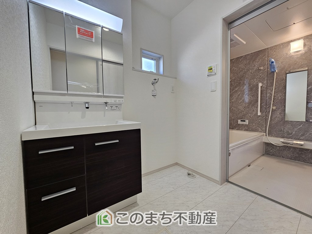 いろどりアイタウン栃木市平柳町3丁目22-P2の洗面所|シャンプードレッサーで朝の身支度♪伸びるホースでお掃除も簡単清潔です！