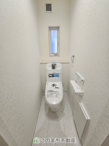 いろどりアイタウン栃木市平柳町3丁目22-P2のトイレ|小窓から換気ができて清潔なトイレスペース☆