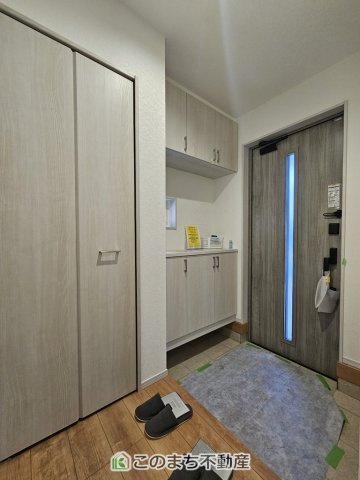 いろどりアイタウン栃木市平柳町3丁目22-P2の玄関|広々とした玄関スペース♪たくさんの靴を収納できる下駄箱もございます。