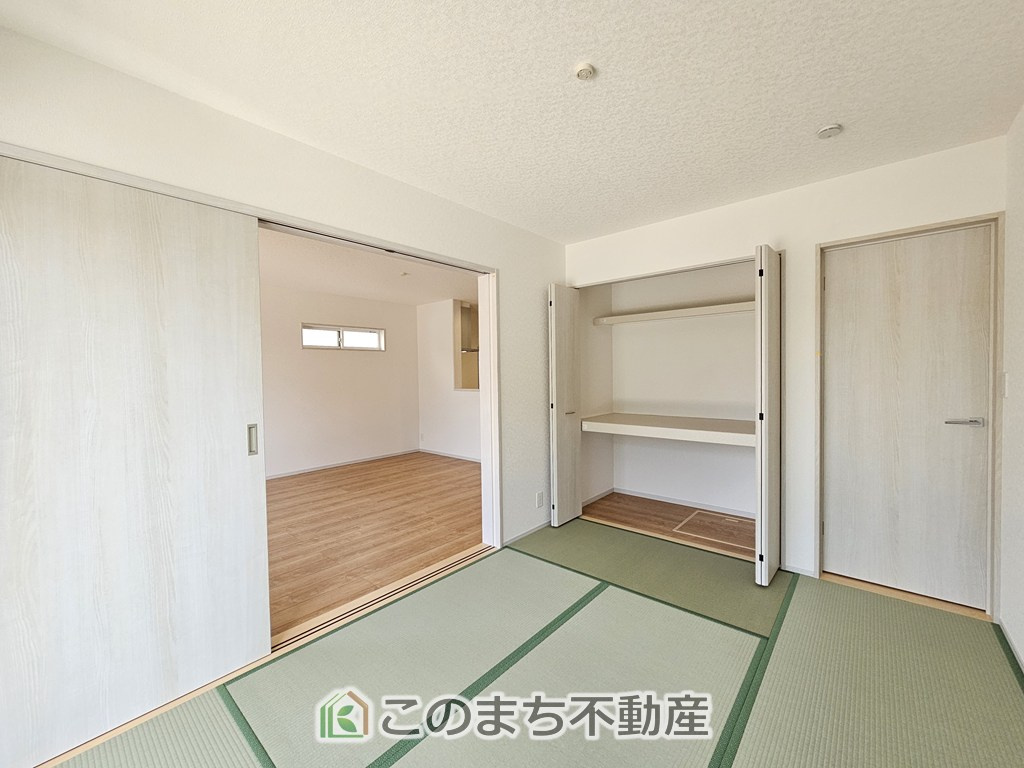 いろどりアイタウン栃木市平柳町3丁目22-P2の和室|中棚付きの収納はお布団をしまうのにも最適です♪お子様のお昼寝にも便利な和室です。