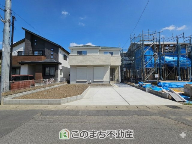 いろどりアイタウン栃木市平柳町3丁目22-P2の駐車場|2台並列駐車が可能です。
洗車も出来る余裕のあるスペースには、もちろん自転車の駐輪も可能！
夏にはビニールプールを広げて、お子様と楽しむのも良いですね♪