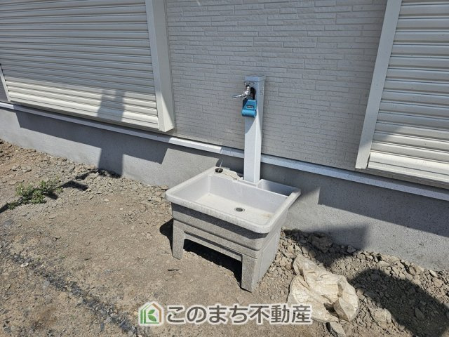いろどりアイタウン栃木市平柳町3丁目22-P2の庭|外水栓は立水栓となっておりますので、お子様の上履きアウトドア用品のお手入れにも活躍します。