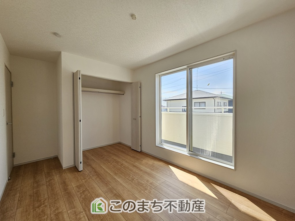 いろどりアイタウン栃木市平柳町3丁目22-P2の洋室|柔らかい陽光が差し込む明るいお部屋を演出する設計。彩光の取れる窓が気持ちの良いお部屋を創り上げます。