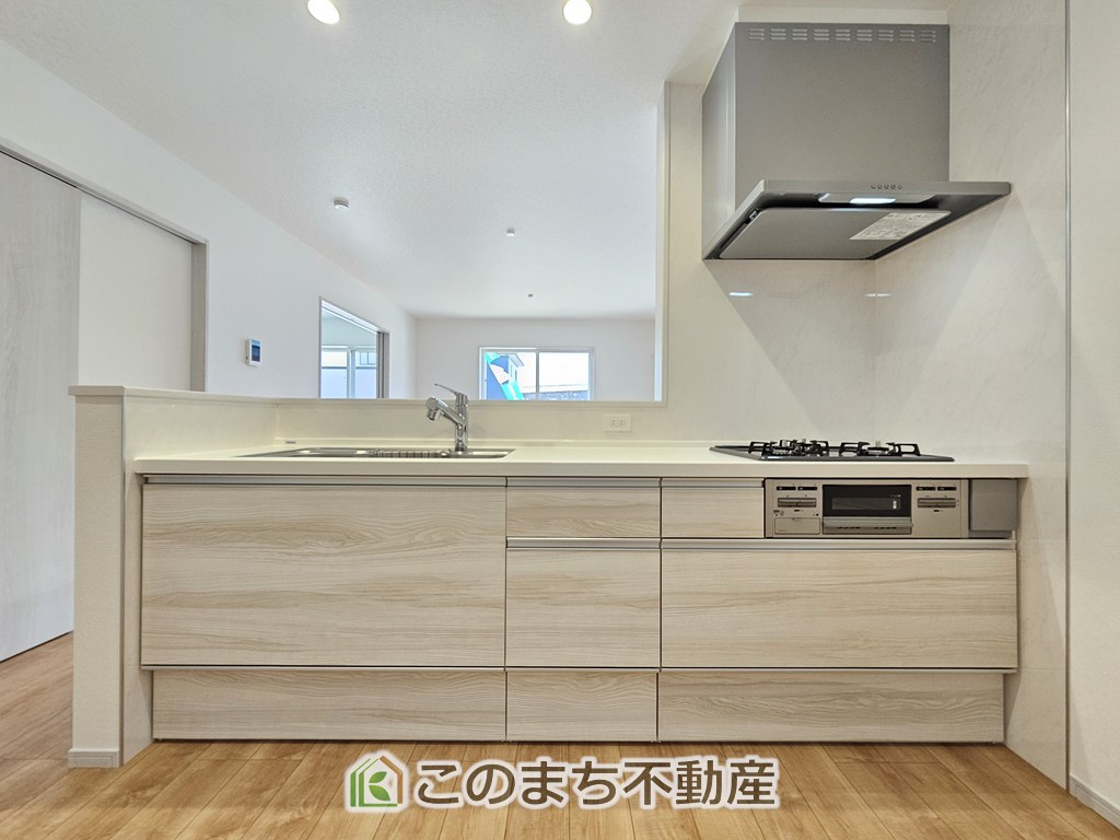 いろどりアイタウン栃木市平柳町3丁目22-P2のキッチン|人気のカウンターキッチンになっているので家族とコミュニケーションを取りながらでも家事をこなせます！
