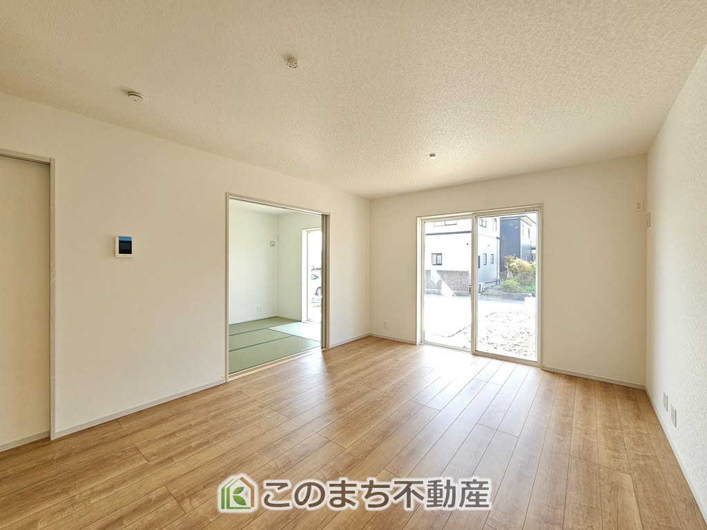 いろどりアイタウン栃木市平柳町3丁目22-P2の設備|大きな窓で明るいリビングです！家具を置いても十分なゆとりがございます☆