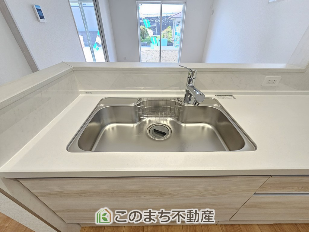 いろどりアイタウン栃木市平柳町3丁目22-P2のキッチン|ビルトイン型浄水器を内蔵したキッチン水栓。お米を研いだり、野菜を洗ったりするときなど用途に応じてワンタッチで浄水に切り替えが可能です。カートリッジ式なので、フィルターを簡単に交換する事が出来ます。