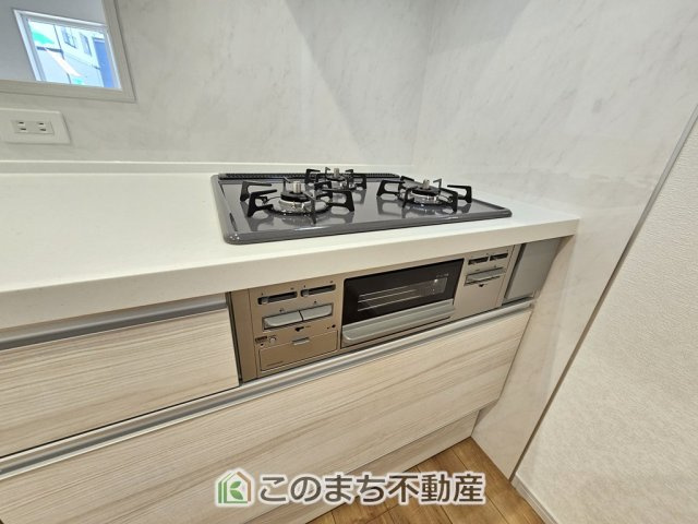 いろどりアイタウン栃木市平柳町3丁目22-P2のキッチン|三ツ口コンロ採用で、同時調理もスムーズ◎！お料理を並べられるカウンター付きで、配膳・片付けをサポート！リビングで過ごすご家族とコミュニケーションを楽しみながら作業可能です♪
