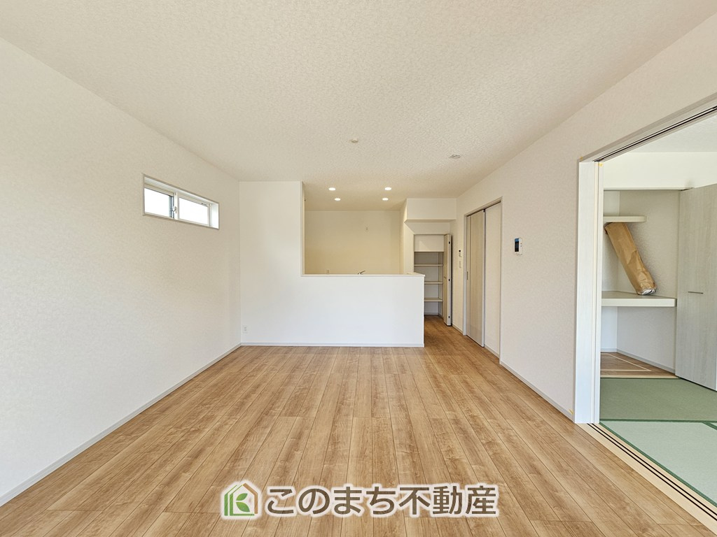いろどりアイタウン栃木市平柳町3丁目22-P2の居間・リビング|開放感のある広々としたリビング☆家族みんなでゆったりくつろげます♪
南側から暖かな日差しが差し込みます♪キッチンからリビングの様子がよく見渡せます☆