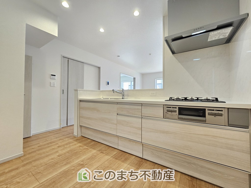 いろどりアイタウン栃木市平柳町3丁目22-P2のキッチン|人気の対面式キッチン☆料理をしながらご家族とコミュニケーションが取れます♪