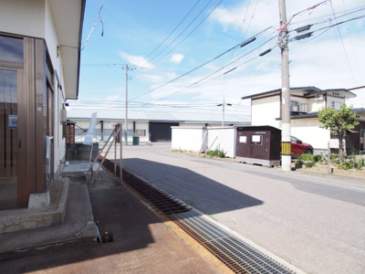 【前面道路含む現地写真】 | 中古戸建　米沢市窪田町窪田 | ★内覧予約でブランド米2kg★