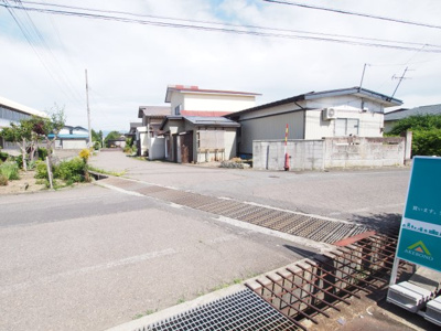 【前面道路含む現地写真】 | 中古戸建　米沢市窪田町窪田 | ★内覧予約でブランド米2kg★