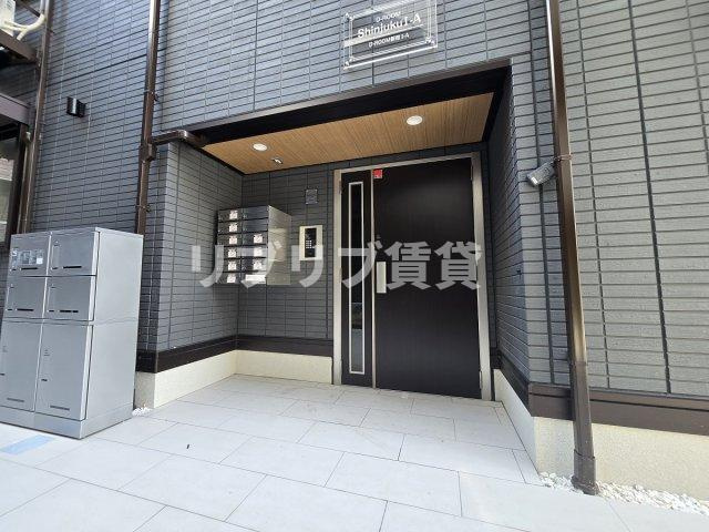 D-ROOM新宿ⅠーＡ棟のエントランス