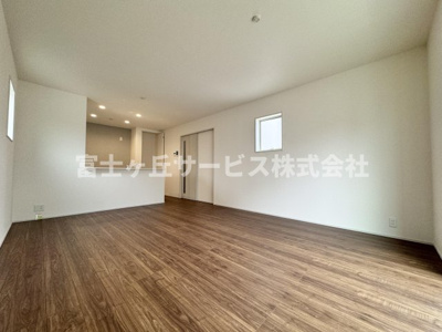 【居間・リビング】 | 静岡市清水区折戸1丁目 新築一戸建て 2号棟 | リビングダイニングです