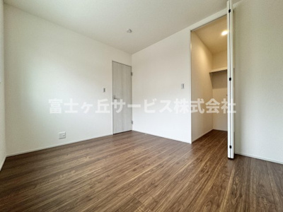 【洋室】 | 静岡市清水区折戸1丁目 新築一戸建て 2号棟 | 1Fにある洋室です
広いクローゼットがあります