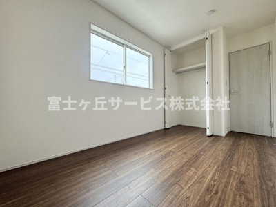 【洋室】 | 静岡市清水区折戸1丁目 新築一戸建て 2号棟 | 収納もある洋室です