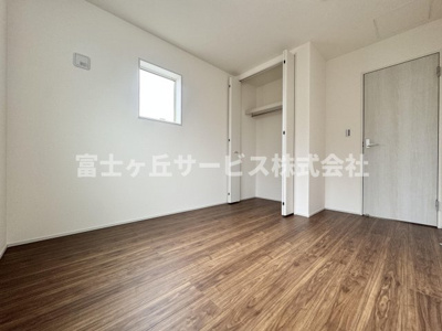 【洋室】 | 静岡市清水区折戸1丁目 新築一戸建て 2号棟 | 収納もある洋室です