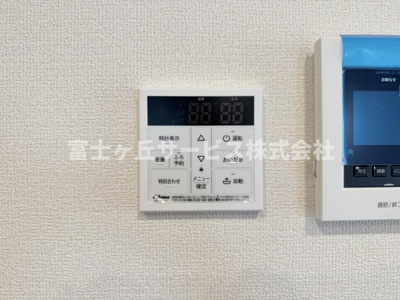 【発電・温水設備】 | 静岡市清水区折戸1丁目 新築一戸建て 2号棟 | リビングからも操作ができて便利です