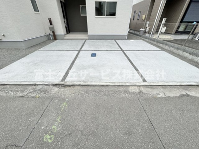 【駐車場】 | 静岡市清水区折戸1丁目 新築一戸建て 2号棟 | 車種により2台駐車可能です