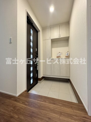【玄関】 | 静岡市清水区折戸1丁目 新築一戸建て 2号棟 | 収納もある玄関です