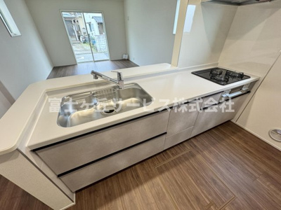 【キッチン】 | 静岡市清水区折戸1丁目 新築一戸建て 2号棟 | 広々としていてお料理がしやすいキッチンです