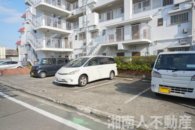 鵠沼ニューマンションの駐車場|駐車場があるので、車を買う予定の方も安心です