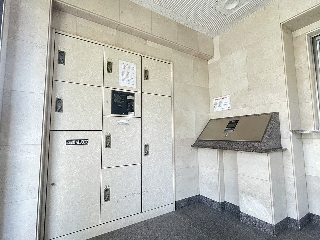 コアマンションネクステージ長嶺南の設備|不在時の荷物の受取りが可能な宅配ボックス