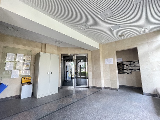 コアマンションネクステージ長嶺南のエントランス|大きな窓のある明るいエントランスホール