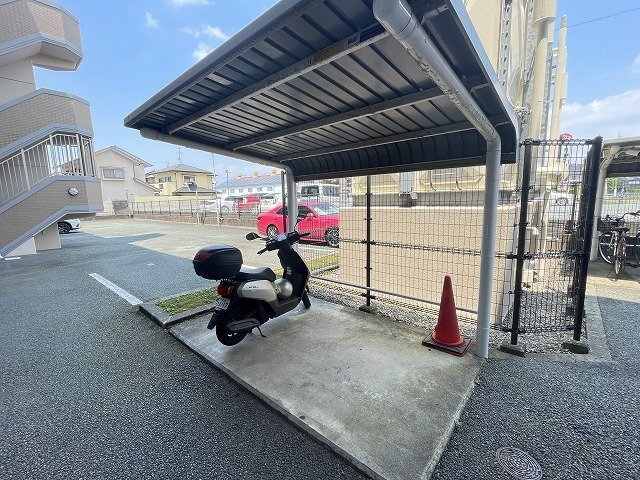 コアマンションネクステージ長嶺南の設備|大切なバイクを雨風から守る屋根付きのバイク置場