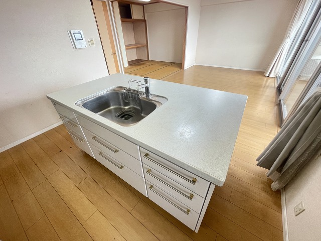 コアマンションネクステージ長嶺南のキッチン|収納が手前側と反対側にあります