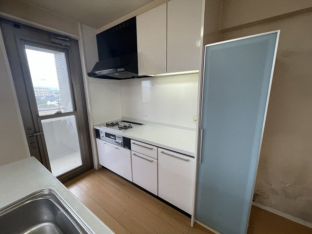 コアマンションネクステージ長嶺南のキッチン|パントリー（食品庫）も完備