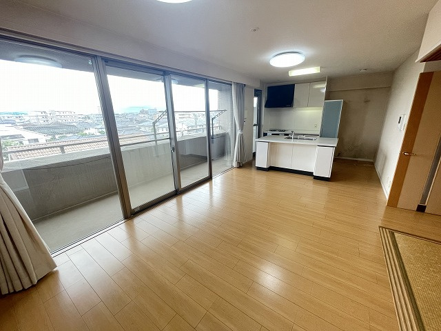 コアマンションネクステージ長嶺南の居間・リビング|窓面が多く明るく開放的なリビングダイニング