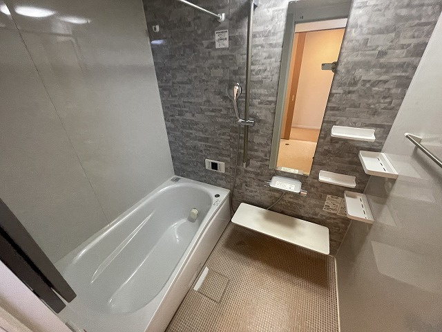 コアマンションネクステージ長嶺南の浴室|アクセントパネルがおしゃれな浴室