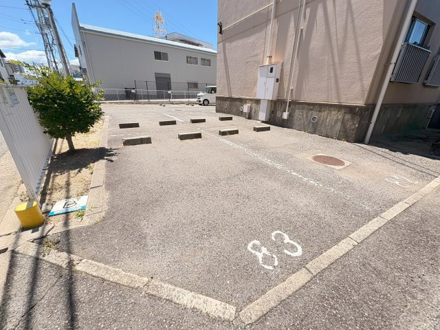 伊川谷住宅14号棟の駐車場