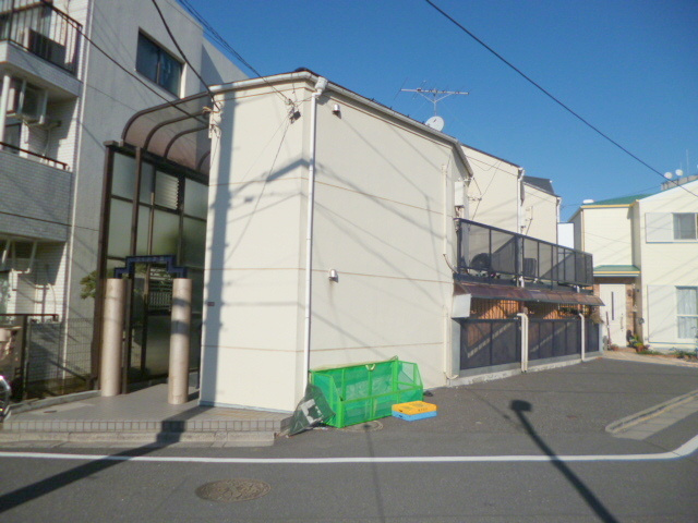 ウイングⅡの外観|前面には高い建物が無