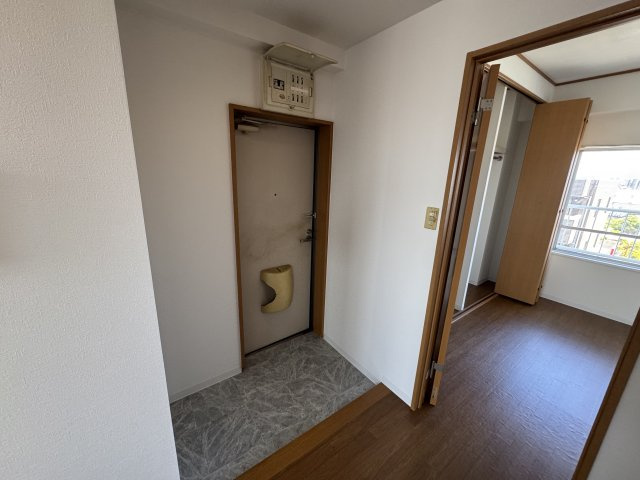 三隆（1）コーポラスの玄関