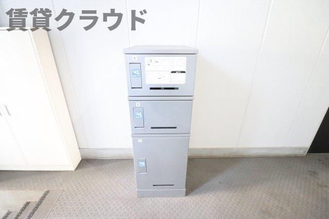 リブリ・エイリアスのエントランス|宅配ボックスがあると、自分の時間を有効活用できますね！