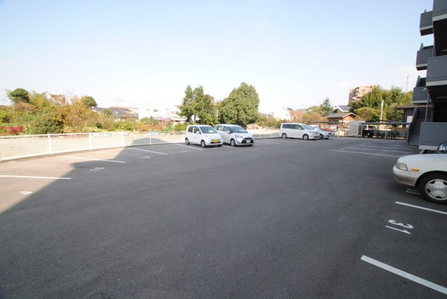 コーポラスIDの駐車場