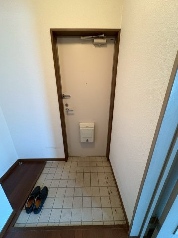 アーバンステージ生瀬の玄関|明るい玄関です