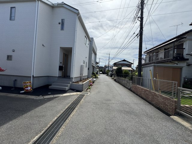 柏市みどり台5丁目新築戸建（みどり台第4）の前面道路含む現地写真|北側前面道路・幅員約4.5ｍ