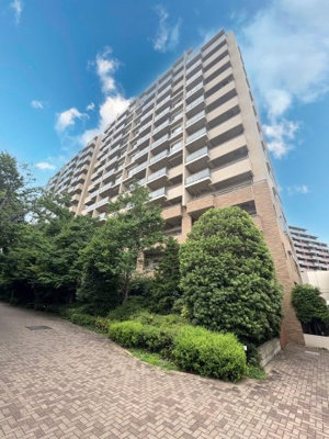 【外観】 | 東京テラスAE棟 | 緑豊かな植栽が建物を囲む環境配慮型デザインで、都市部でありながら自然を感じられる生活に。