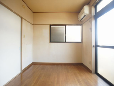 【居間・リビング】 | アレストクマクラＢ | 快適に過ごせるエアコンが付いています♪