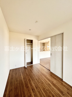 【洋室】 | 富士宮市山本 新築一戸建て 1号棟 | リビング横の4.6帖の洋室です