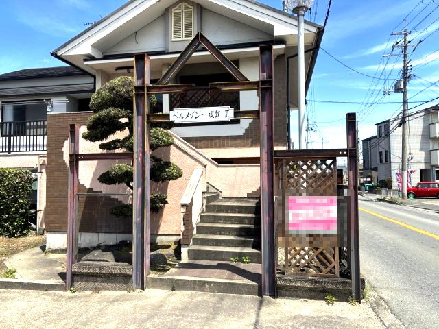 ベルメゾン一須賀Ⅲ号館のエントランス