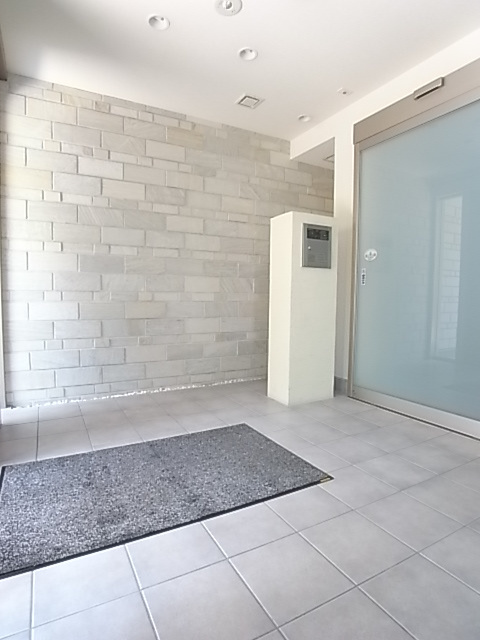 グランドクレールのエントランス|共用エントランスはオートロック♪