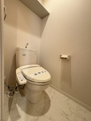 グランドクレールのトイレ|上部に収納棚付き♪