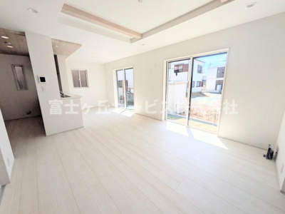 【居間・リビング】 | 浜松市中央区泉4丁目 新築一戸建て | リビングダイニングです