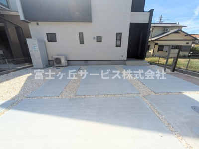 【駐車場】 | 浜松市中央区泉4丁目 新築一戸建て | ３台駐車可能です