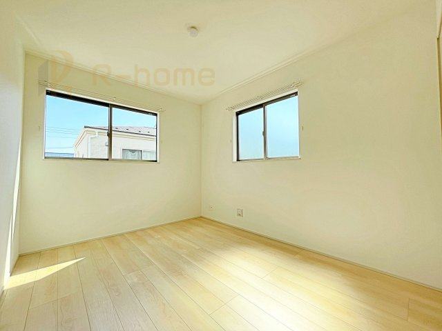 水戸市見和3丁目　新築戸建て　A号棟の洋室|2面窓の風通しの良い洋室です♪差し込む暖かな陽当たりで、室内がくつろげる空間に早変わりです♪